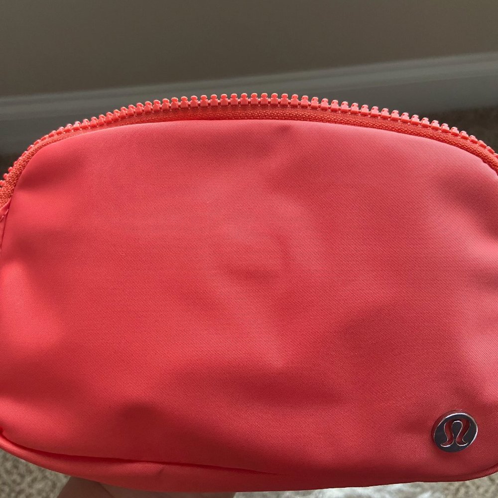 Lululemon Everywhere Belt bag